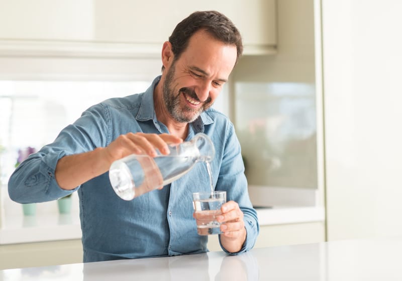 Calcoli renali e idratazione: il legame tra l’acqua che beviamo e la salute dei reni